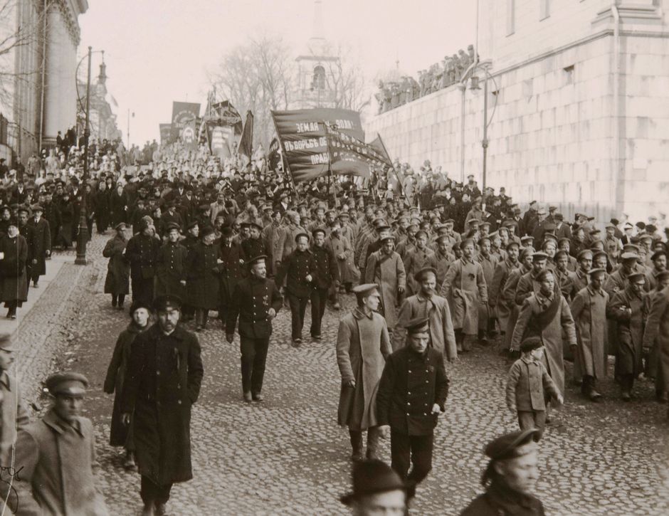 Kahdenksantuntisen työpäivän puolesta järjestetty mielenosoitus Helsigissä.